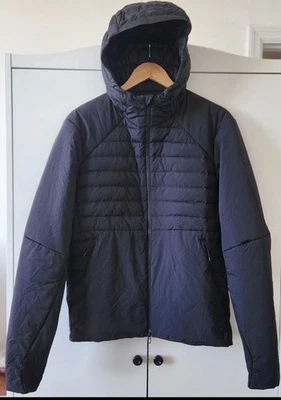 Jaqueta acolchoada masculina Lululemon de ganso tamanho médio - Imagem 1 de 4