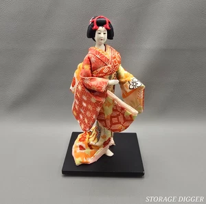 Bambola giapponese vintage Ichimatsu in kimono su supporto Geisha Maiko statuina 12" - Foto 1 di 13