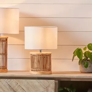 Lampada da tavolo piccola a costine naturali completa di lampada boho con paralume in iuta bianca - Foto 1 di 7