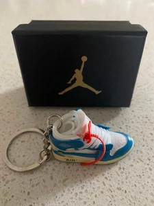 JORDAN 1 RETRO ALTO BLANCO ROTO-(AZUL UNIVERSITARIO)-3D ZAPATILLA LLAVERO CON CAJA - Imagen 1 de 3