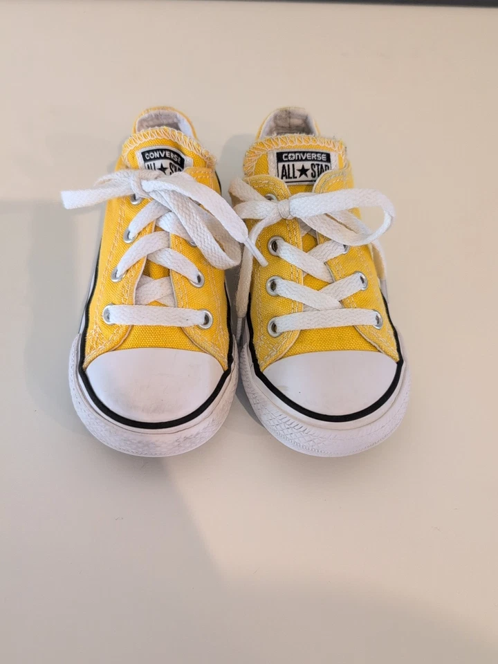 Lightly Worn Converse All Star 黄色低帮儿童运动鞋 — 第 1/4 张图片