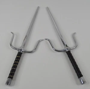 "Par de armas de artes marciales Sai de 18"" con asas envueltas en cuero negro cromadas" - Imagen 1 de 10