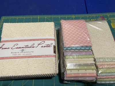 Telas RJR Home Essentials Pastel Robyn Pandolph - 4 paquetes de dijes y 1 rollo de gelatina Foto 1 de 4