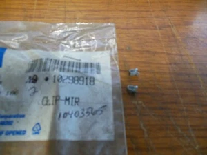 2 OE GM 10298918 Outside Side Mirror Remote Control Cable Clips - Foto 1 di 1