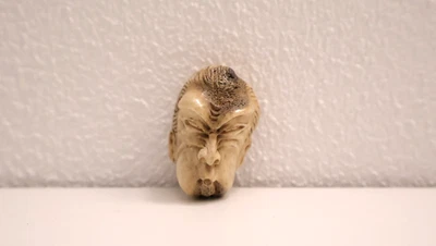 Ancien Netsuke en bois de cerf tête grotesque Japon Meiji XIXe siècle - Photo 1/4