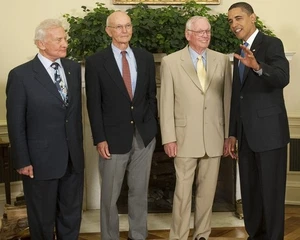 Presidente Obama se reúne con astronautas del Apolo 11 2009 - foto de 8x10 en 8,5x11 #2509 - Imagen 1 de 1