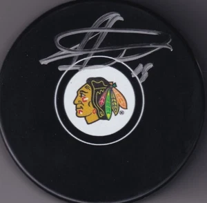 BECKETT JONATHAN TOEWS SIGNED CHICAGO BLACKHAWKS LICENSED LOGO PUCK 1W806450 - Picture 1 of 2