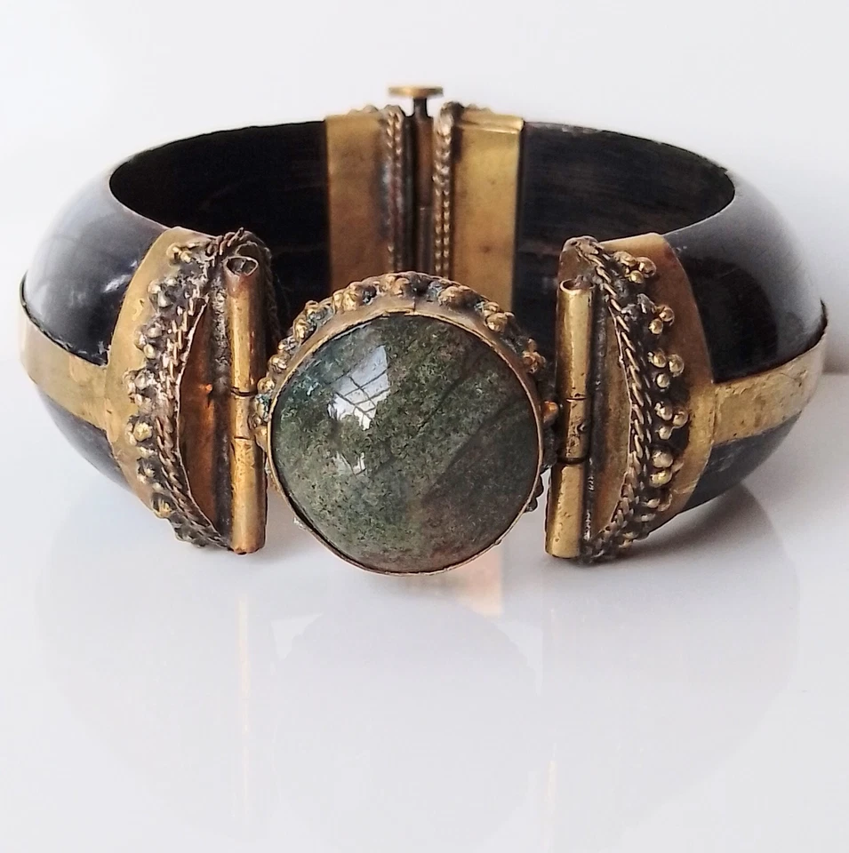 Brazalete con bisagra de latón y pasador de cuerno de báfalo natural con piedras preciosas de ágata hecho a mano India Foto 1 de 2