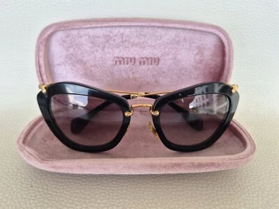 MIU MIU 女式太阳镜蝴蝶黑色镜框灰色镜片 SMU 10N 1AB-3M1 55x24 — 第 1/4 张图片