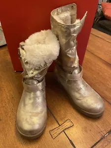 Botas peludas doradas de tela múltiple G by Guess - Imagen 1 de 6