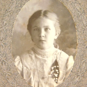 Antique Photo CDV Youg Girl Embossed Cameo by LaMore, Gloversville NY c.1900 - Picture 1 of 4