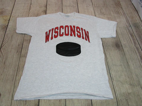 VTG Nutmeg Mills Wisconsin Badgers Embroidered Hockey Puck Grey T-Shirt Men's XL Cover