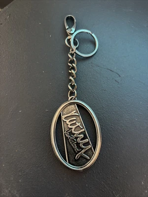 De Colección Kathy Van Zeeland Tono Plateado Ovalado Logo Bolso Dije Llavero Cartera Clip Escritura Foto 1 de 3