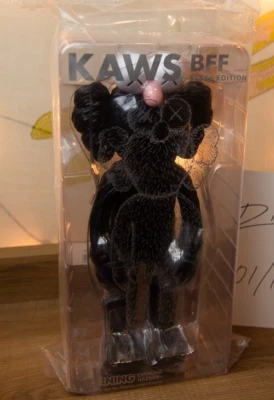 Figura Vinilo 13" Kaws BFF Edición Abierta - Negra Foto 1 de 3