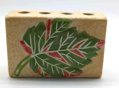 Soporte para cepillo de dientes de cerámica estilo Lodge de hoja elevada de Andrea Tachiera Foto 1 de 4