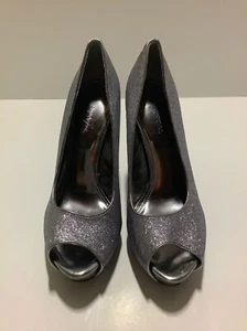 "Bombas de tacón de aguja Jacqueline Ferrar talla 6 gris plata 4,5"" brillo punta abierta" - Imagen 1 de 12