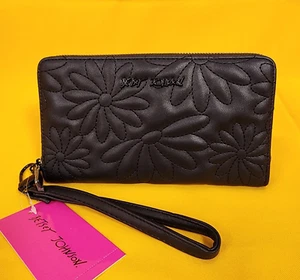 Betsey Johnson Black Quilted Daisy Flower Spring Wallet Wristlet Zip Around NEW - Picture 1 of 13
