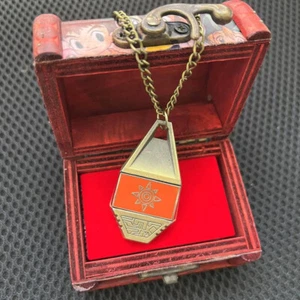 Digimon Abenteuer Tag & Wappen Emblem Mut Halskette Anhänger mit Vintage Box - Bild 1 von 5