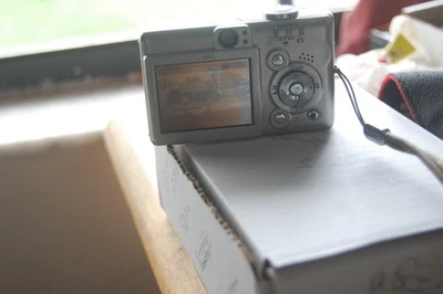 佳能 PowerShot SD400 数码相机和电池-模糊液晶屏但工作正常 — 第 1/4 张图片