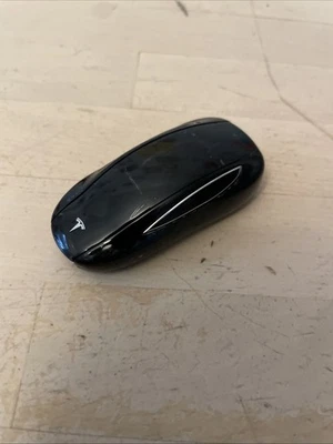 OEM 16-20 TESLA MODEL X SMART KEY FOB REMOTE FCC:2AEIM-1048699 P1054132-95-G - Image 1 of 4