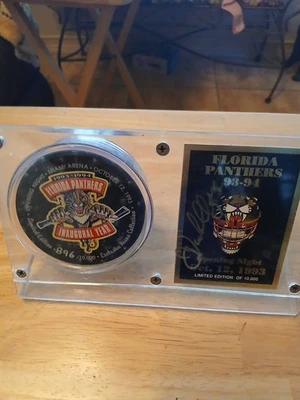 FLORIDA PANTHERS LE OPENING NIGHT PUCK Y TARJETA FIRMADA POR JOHN VANBIESBROUCK Foto 1 de 4