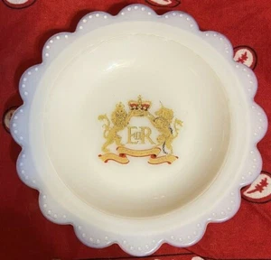 Queen Elizabeth II Krönung Einhorn Löwe Milchglas Aschenbecher Schale  - Bild 1 von 3