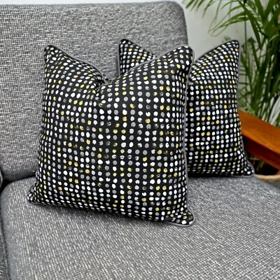 Cubiertas de cojín de dispersión de lunares negras manchadas, puntiagudas, con tuberías grises, de iLiv  Foto 1 de 4