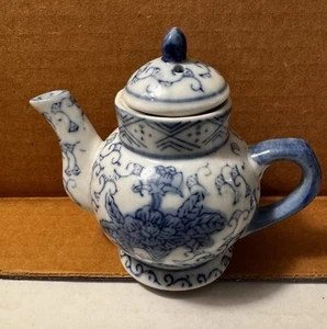 Mini cafetera china pintada a mano blanca y azul de 3,4 pulgadas de alto - Imagen 1 de 8