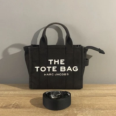 Bolsa de mão Marc Jacobs The Tote Bag preta pequena de lona M0016493-001 - Imagem 1 de 4