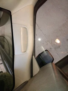 A PILLAR TRIM RH O6 JEEP COMMANDER FRONT TRIM NEUTRAL TAN INTERIOR CHRYSLE MOPAR - Foto 1 di 2