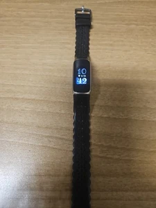 Fitbit Luxe Aktivitätstracker - FB422 Softgold mit schwarzem Band - Bild 1 von 9