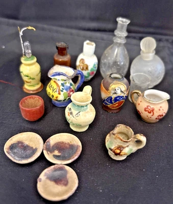 Lote de jarras, platos, botellas, jarrones miniaturas antiguas y vintage para casa de muñecas Foto 1 de 4