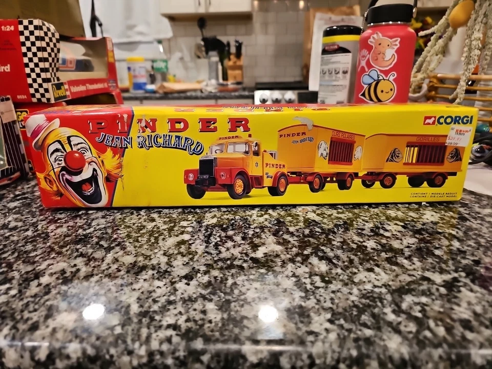 Corgi-PINDERS CIRCUS-1997 SCAMMEL HIGHWAYMAN WITH TWO CAGE TRAILERS - Image 1 of 4