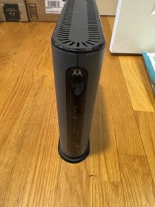 Motorola MG7315 8x4 DOCSIS 3.0 Cable Modem Plus Wi-Fi Router Combo - Picture 1 of 2