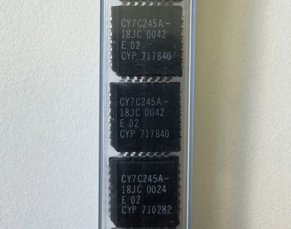 Mikrocontroller CY7C245A-18JC Cypress Semiconductor Halbleiter - 11 PCS - Image 1 of 1