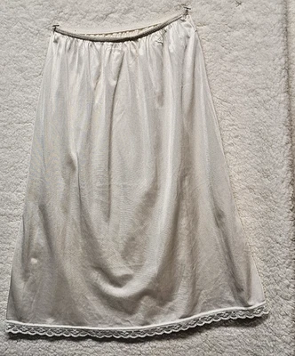 Montgomery Ward Crema Encaje Medio Deslizamiento Talla S Nylon Cintura Elástica Hecho en EE. UU. De Colección Foto 1 de 4