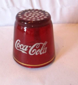 Ditale da cucire in vetro rosso Coca-Cola vintage bordo oro - Foto 1 di 3