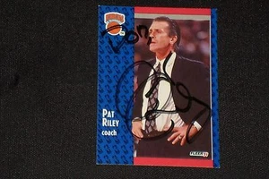 PAT RILEY 1991-92 FLEER SIGNED AUTOGRAPHED CARD #139 NEW YORK KNICKS - Picture 1 of 1