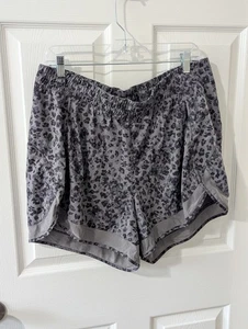 2 pares de pantalones cortos de running de malla estampados Athleta para mujer 1X negros y grises camuflados/animales - Imagen 1 de 15