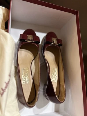 Zapatos de salón Ferragamo Vara borgoña tacón bajo para mujer talla 8,5 Foto 1 de 3