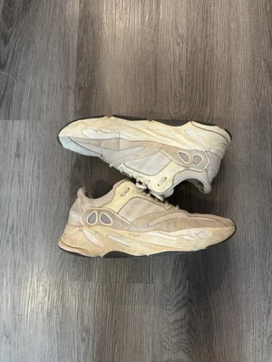 Yeezy Boost 700 V2 Crema Foto 1 de 4