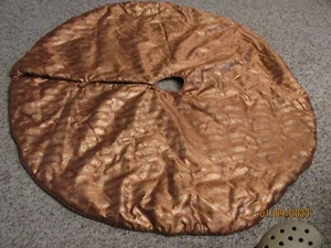 Falda Navidad Satinada Martha Stewart - Marrón "Agujas de Pino" Reversible - Imagen 1 de 8