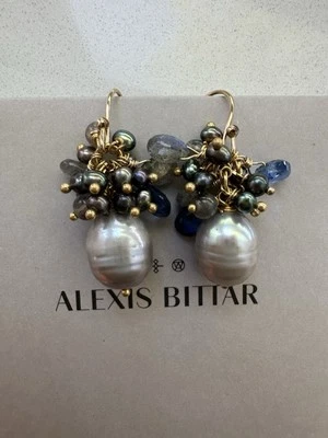 Серьги с серым жемчугом и разноцветными кластерами драгоценных камней Alexis Bittar - Изображение 1 из 4