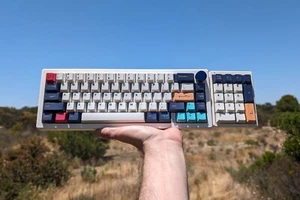 65% + Numpad Muted Mechanical Keyboard | Kang White Linear | Metropolis Keycaps - Picture 1 of 24