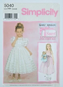 Bambola Simplicity 5040 Daisy Kingdom abito fantasia motivo cucito bambina taglia 3-6 e 18" - Foto 1 di 2