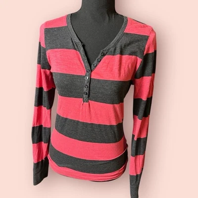 De Colección Y2K Negro Rojo Henley Top Botón Bella Cisne Manga Larga XL Escena Grunge Foto 1 de 4