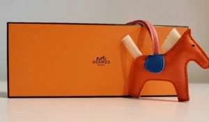 HERMÈS RODEO PM CHARM TASCHENANHÄGER AUS LAMMLEDER IN ORANGE LIMITED EDITION - Bild 1 von 8
