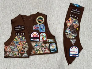 Girl Scouts Brownies Vest Sash Patches Pins 2001 Nation's Capital Camping Flag - Bild 1 von 5