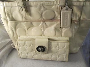 Bolso de mano Coach crema blanco en relieve y billetera con cerradura de mano con cerradura de mano al por menor $580 - Imagen 1 de 12