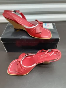 Vintage NIB Size 8 Newport News Easy Style True Red Flirty Sandals - Picture 1 of 10